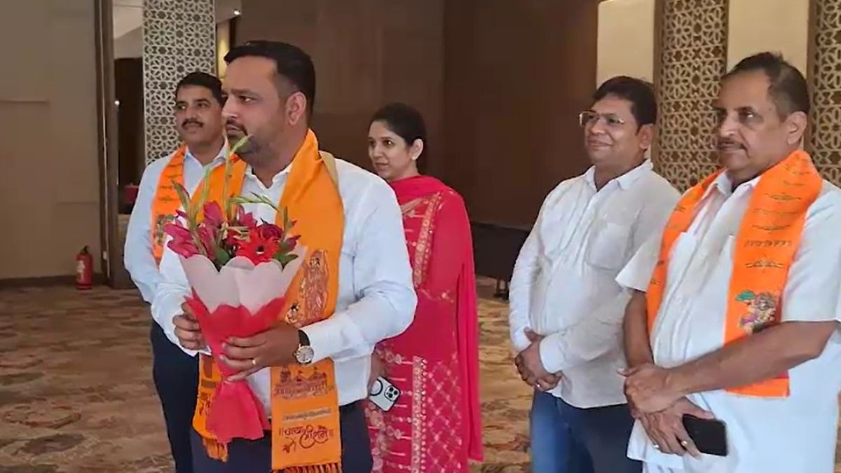 इंग्लैंड के वेलिंगबोरो शहर के मेयर राज मिश्रा पहुंचे अयोध्या. (Photo: ITG)