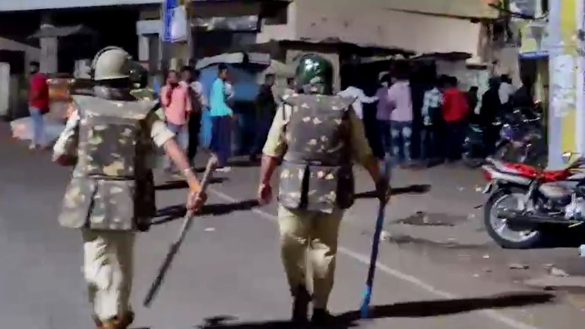 मुलताई में उपद्रवियों का खदेड़ती पुलिस फोर्स.(Photo:Screengrab)