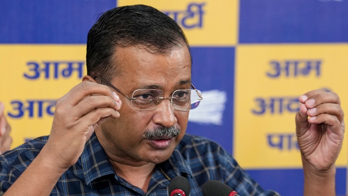 IPS अफसर पूरन कुमार के सुसाइड मामले में अरविंद केजरीवाल ने साधा निसाना (Photo: PTI)