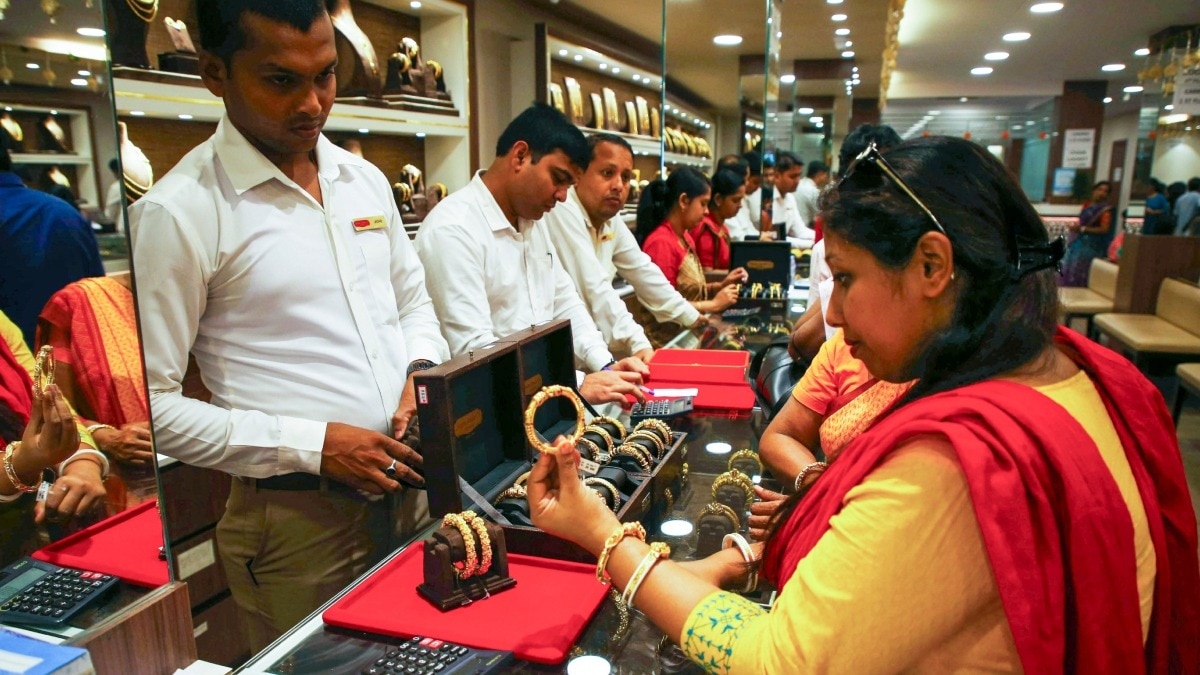 सोने-चांदी के भाव में गिरावट. (Photo: PTI) 