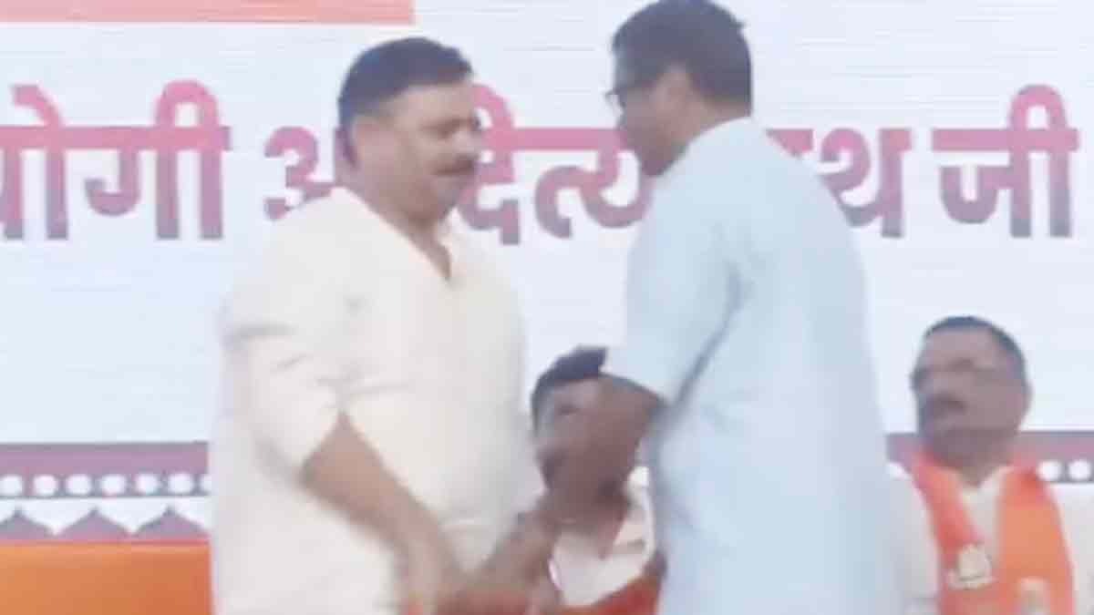 चाय की दुकान पर मैत्री मिलन से किया डैमेज कंट्रोल (Photo: Screengrab)