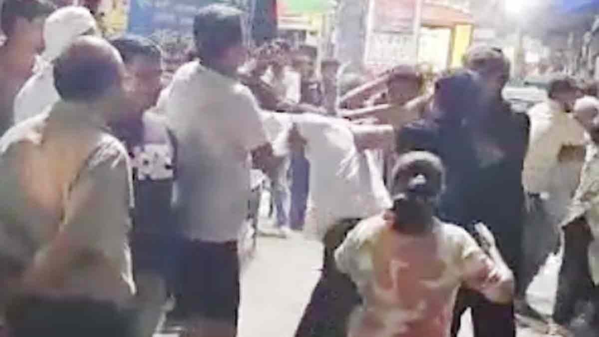 गाजियाबाद: करवा चौथ की मेहंदी लगवा रही महिला के पति और बेटे से मारपीट, जानें वजह – ghaziabad karwa chauth mehndi fight video viral lclar