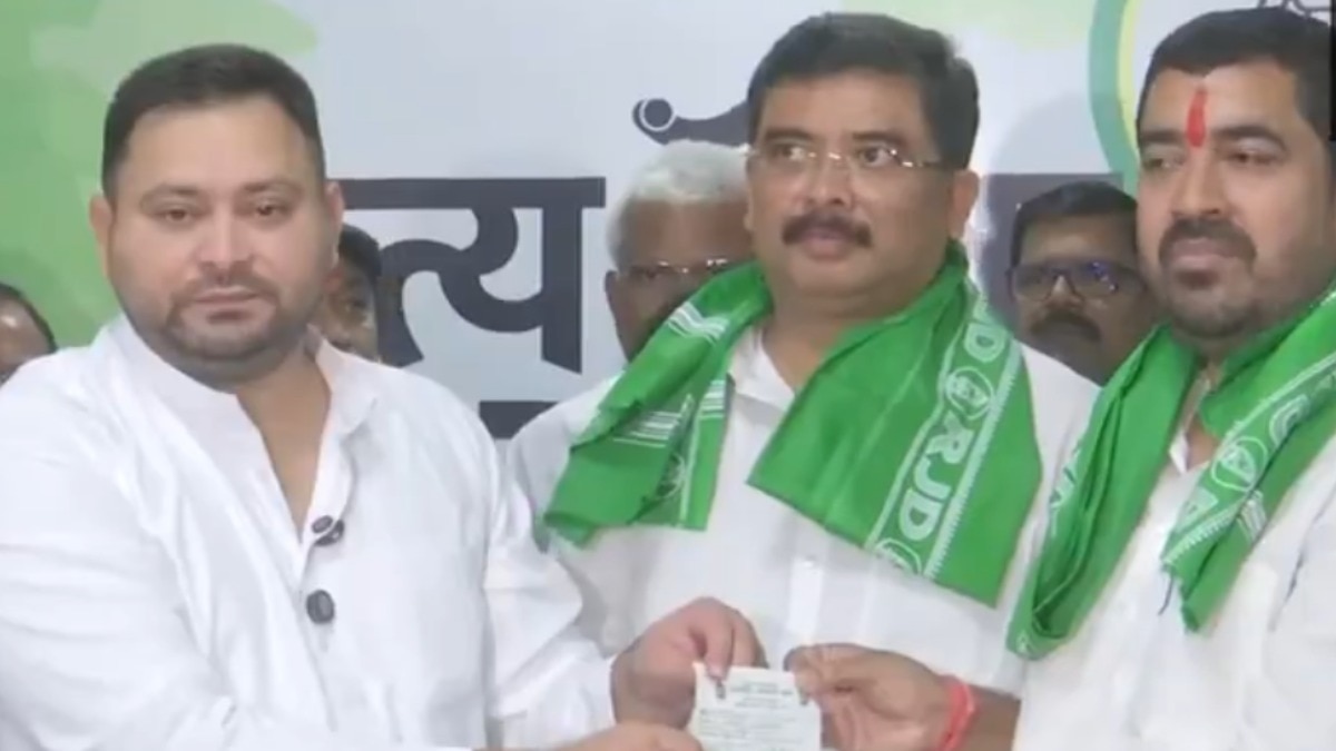 जेडीयू के नेताओं ने तेजस्वी की मौजूदगी में आरजेडी का दामन थाम लिया (Photo: ANI)