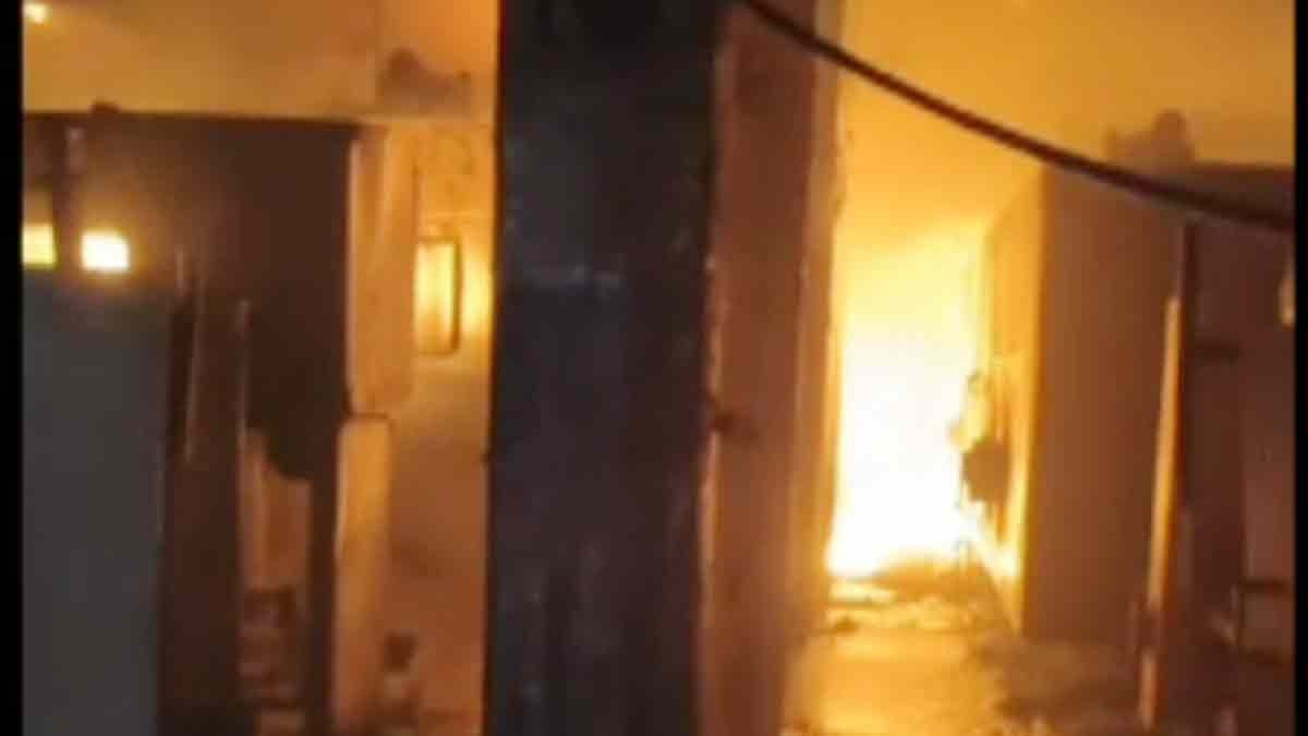 कपड़ा मिल में लगी भीषण आग (Photo: Screengrab)