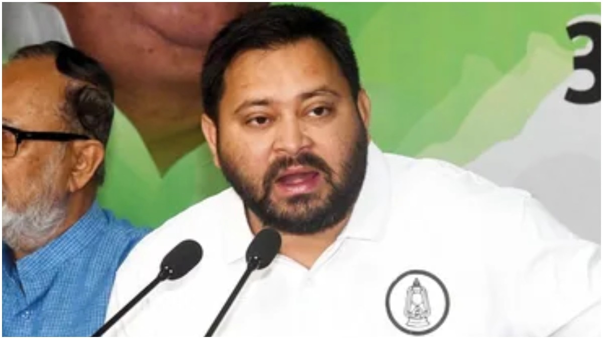 टिकट बंटवारे से नाराज राजद कार्यकर्ताओं ने पटना में तेजस्वी यादव की गाड़ी घेर ली. (Photo: X/@RJD) 