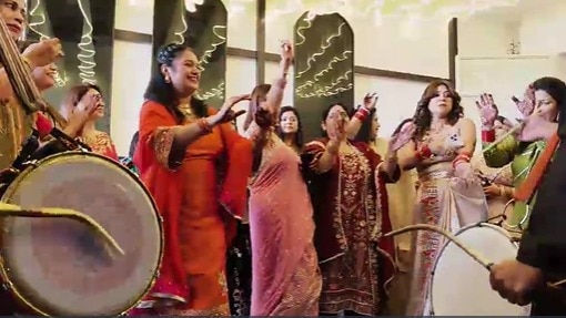 अनूठे अंदाज में मनाया करवा चौथ.(Photo: Screengrab)