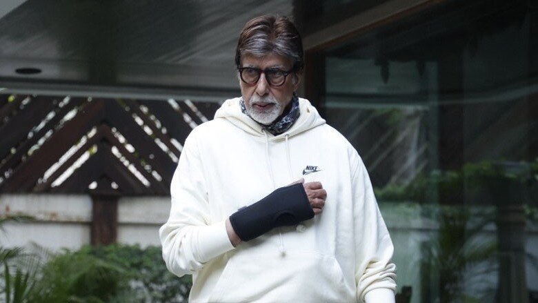 अमिताभ बच्चन का जन्मदिन मनाने प्रतीक्षा के बाहर पहुंचे फैंस (Photo: Instagram @ amitabhbachchan)