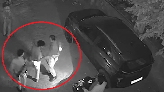 कपड़े उतारकर युवक की पिटाई करते पुलिसवाले. (Photo: Screengrab)