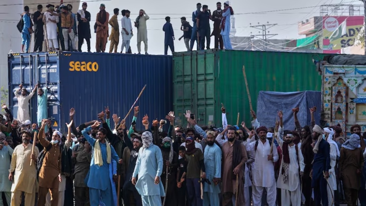 PAK में सेना समर्थित चरमपंथी समूह ने सड़कों पर कब्ज़ा कर लिया है (Photo: AP)