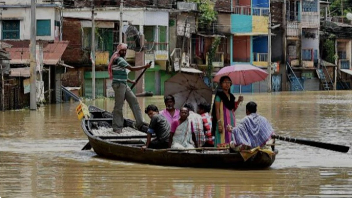 बंगाल के जलपाईगुड़ी और असम के दार्जिलिंग में भूस्खलन और बाढ़ से अबतक 40 लोगों की मौत हुई है और कईं बेघर हो गए है. (फोटो-PTI)