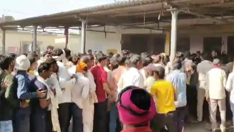 किसान सोसाइटी के बाहर लगी किसानों की भीड़. (Photo: Screengrab)