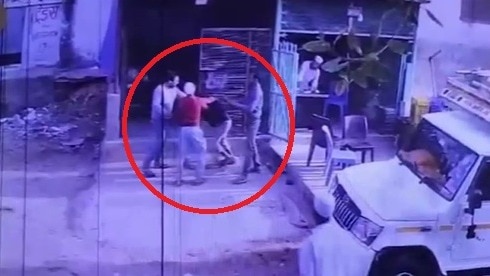 मौजूद लोग तमाशबीन बने रहे.(Photo: Screengrab)