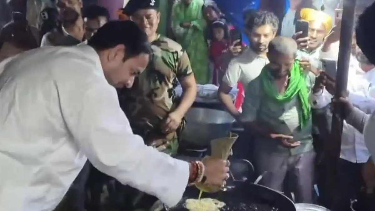 लोगों ने तेज प्रताप के साथ तस्वीरें लीं. (Photo: Screengrab)