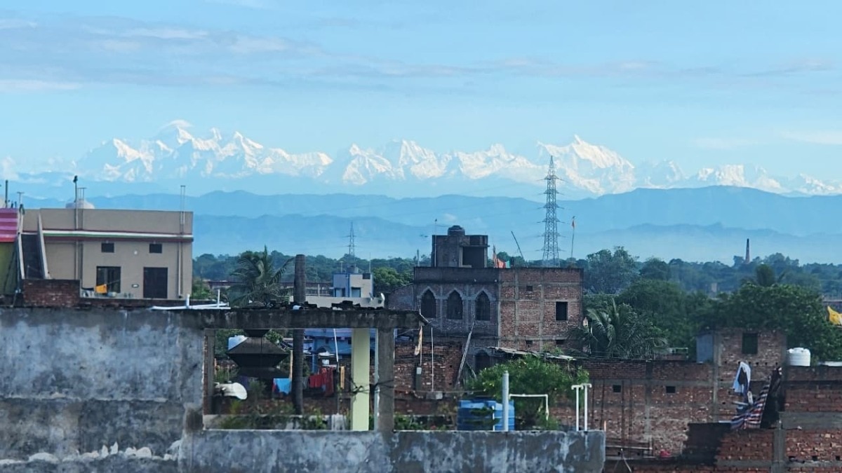 भारत-नेपाल सीमा पर जयनगर से हिमालय और एवरेस्ट की चोटियों का अद्भुत नजारा दिखता है (Photo: ITG/Sanjay Sharma)