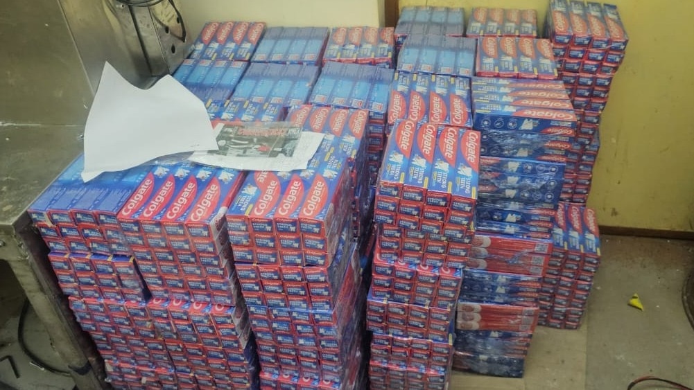 कोलगेट बनाने वाली नकली फैक्ट्री का भंडाफोड़. (Photo: brijesh Doshi/ITG)