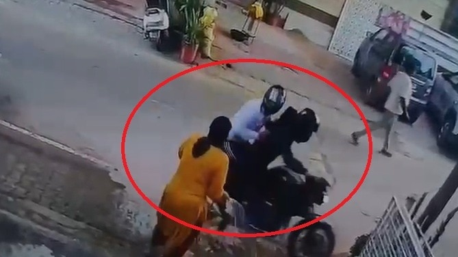 गाजियाबाद में महिला से चेन स्नैचिंग. (Photo: Screengrab)