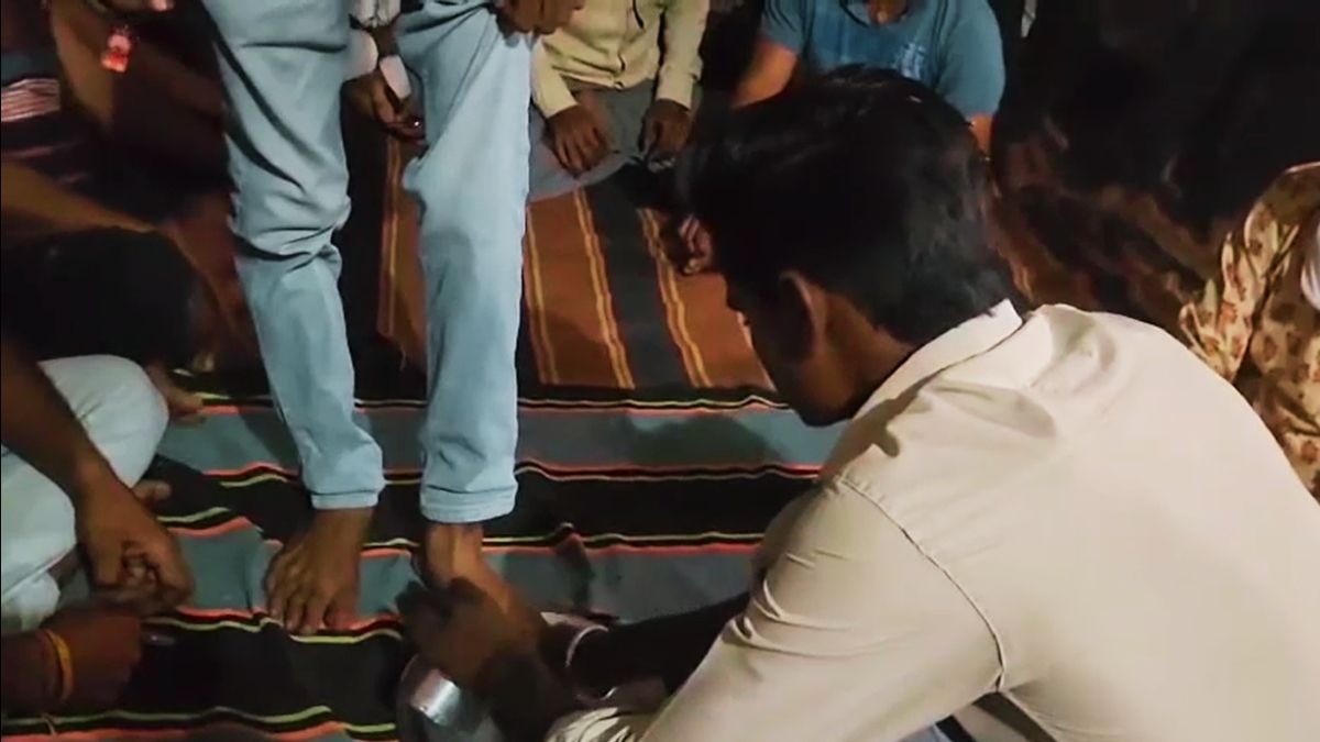 युवक से धुलवाए पैर, फिर वही पानी पीने को किया मजबूर. (Photo: Screengrab)