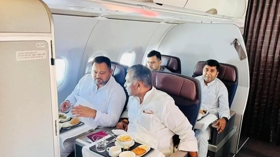 एक ही फ्लाइट में दिखे तेजस्वी-अखिलेश (Photo: ITG)