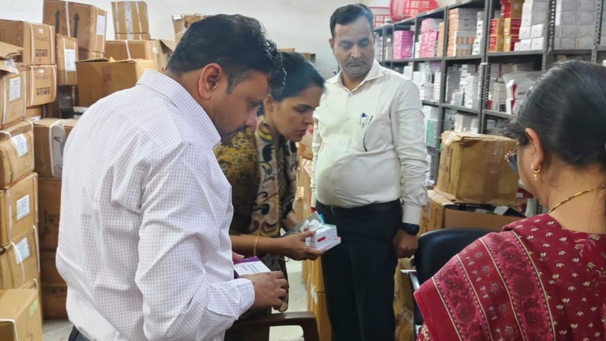 एफडीए टीम ने की छापेमारी. (Photo: ITG)