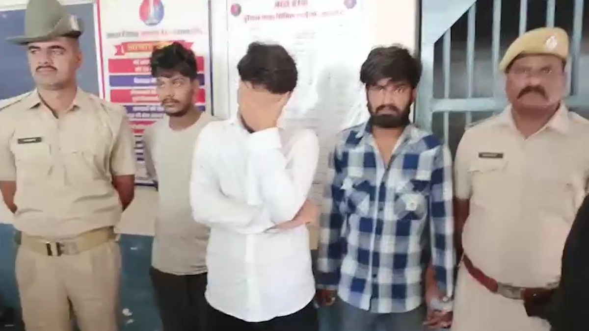 पुलिस की गिरफ्त में ठग. (Photo: Screengrab)