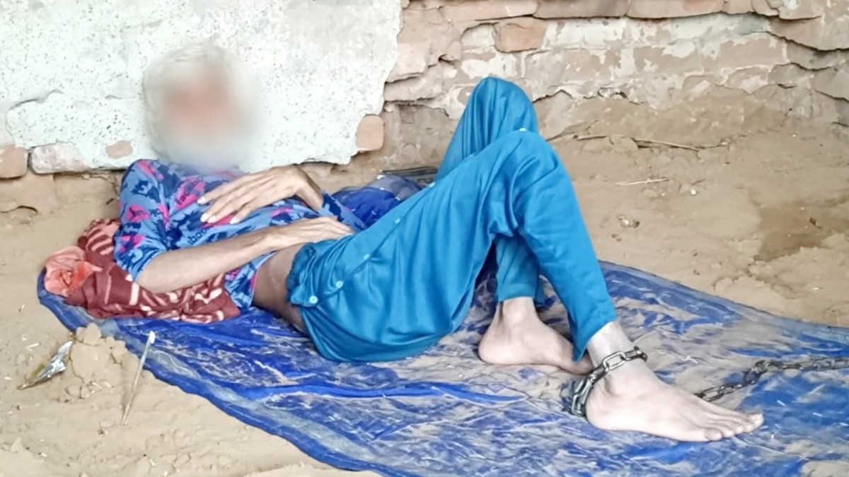 9 साल से बेड़ियों में जकड़ा पति.(Photo:ITG)