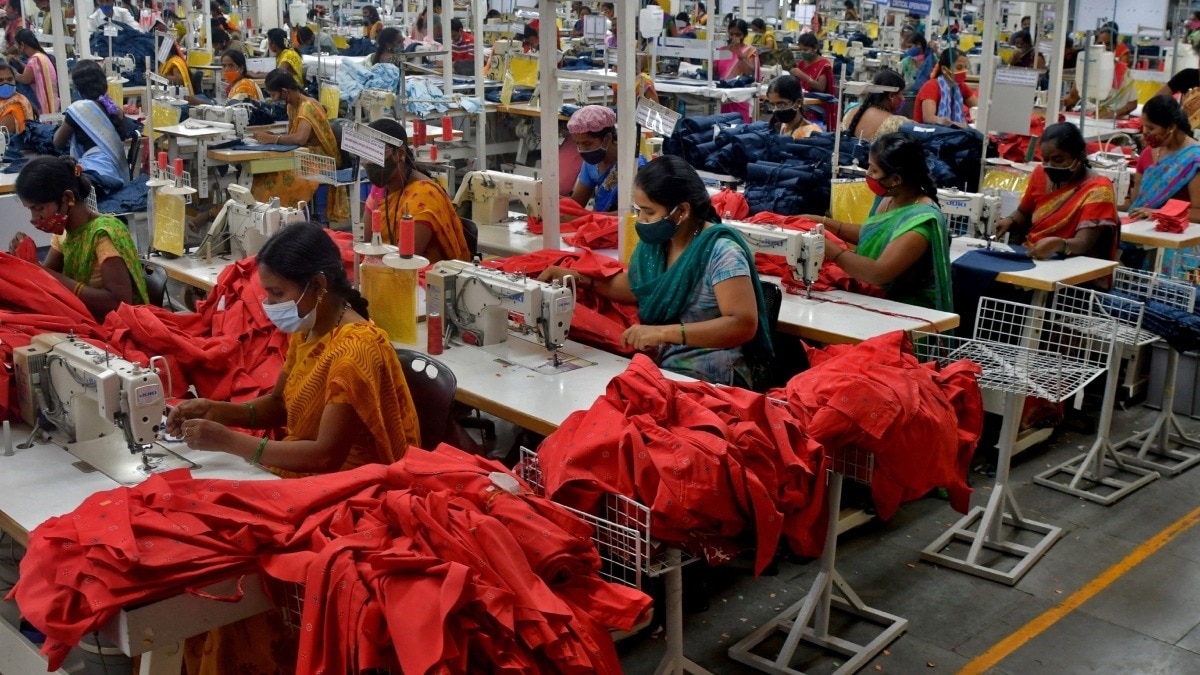 Survey: नहीं मिल रहे ऑर्डर, कारोबार हो गया आधा… टैरिफ की मार से ये सेक्टर बेहाल – US Tariffs impact Apparel textile sector business drop 50 percent says survey tutc