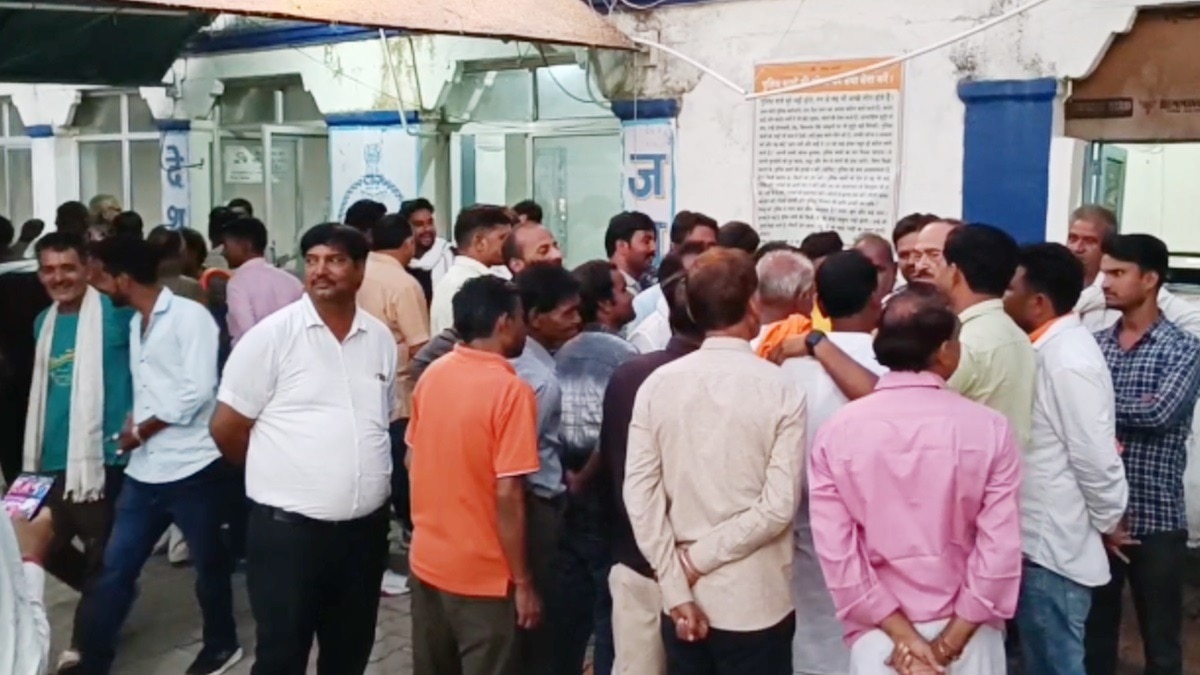 जेब कटने की शिकायत लेकर थाने पहुंचे फरियादी.(Photo:Screengrab)