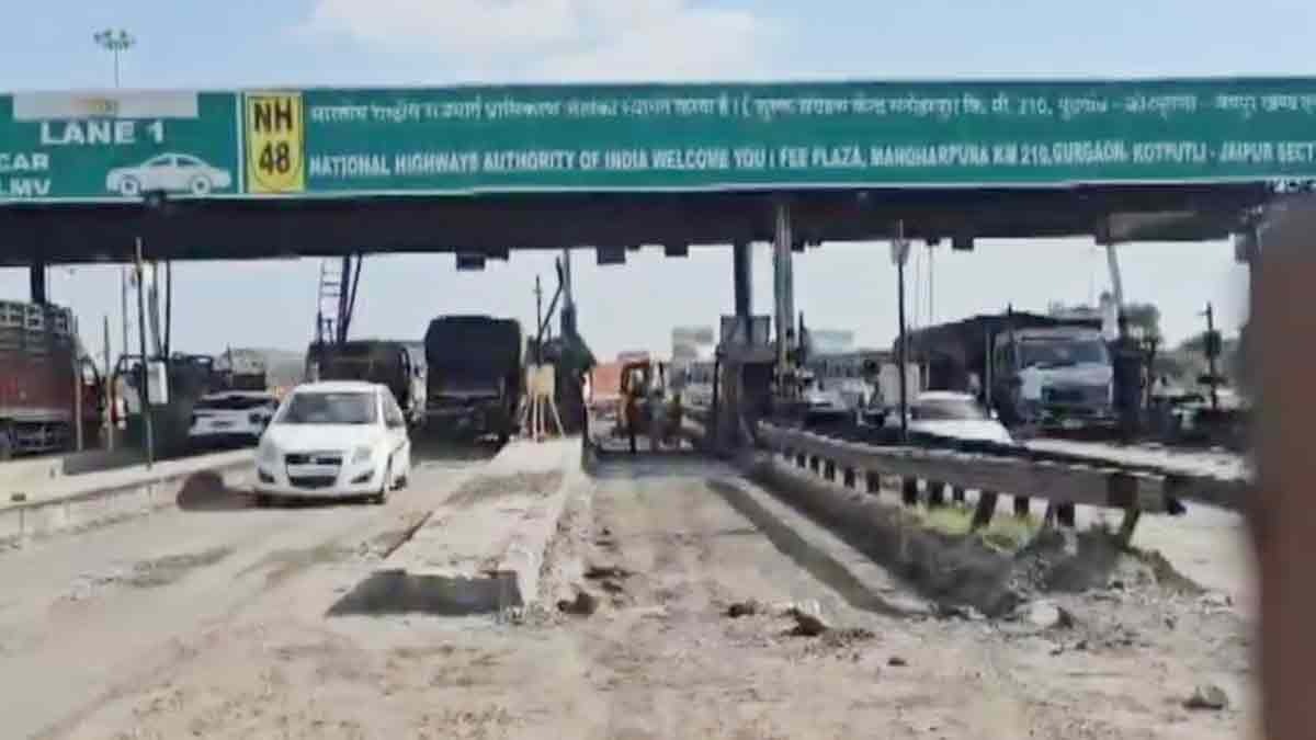 हाईवे पर टूटी सड़क (Photo: Screengrab)