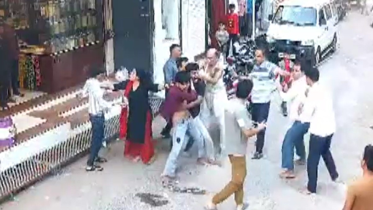 सोशल मीडिया पर मारपीट का वीडियो वायरल.(Photo:Screengrab)