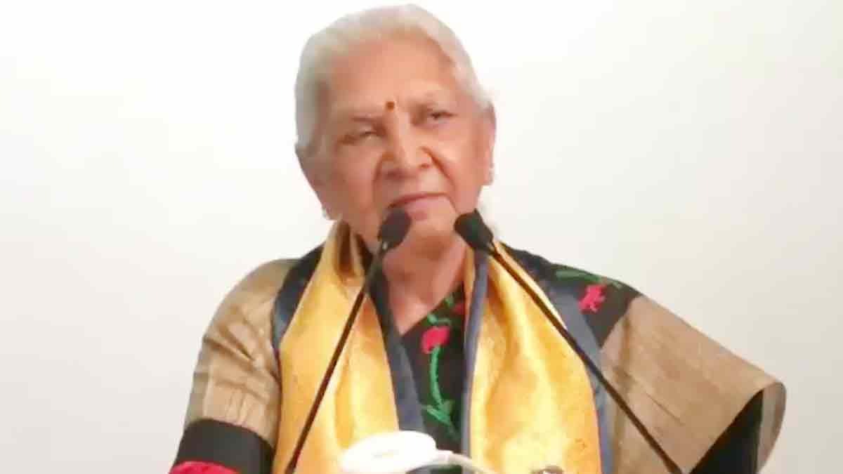 Governor Anandiben Patel gave advice to girl students 