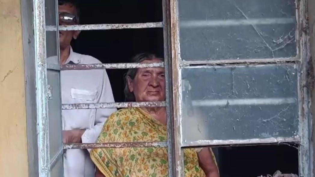 घर के अंदर कैद महिला और उसका बेटा. (Photo: Screengrab)