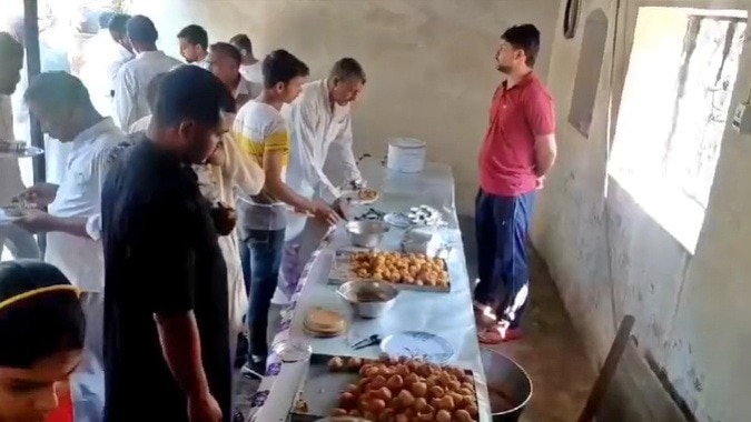 बागपत में ये अनोखी दावत चर्चा का विषय बनी (Photo- ITG)