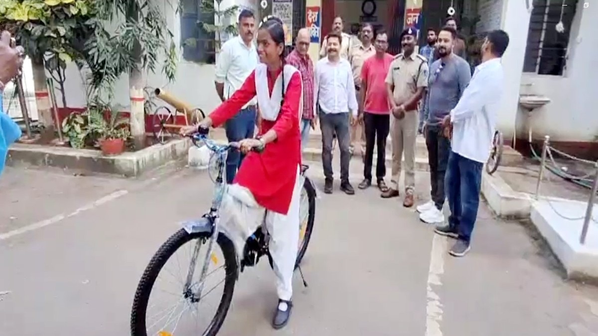 थाना प्रभारी ने छात्रा को दिलाई नई साइकिल.(Photo:Scgreengrab)