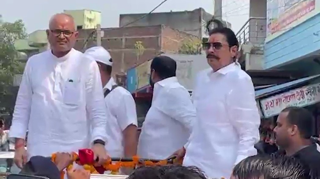 अनंत सिंह का काफिला बाढ़ इलाके में रेलवे फाटक पर फंस गया. (Photo- Screengrab)