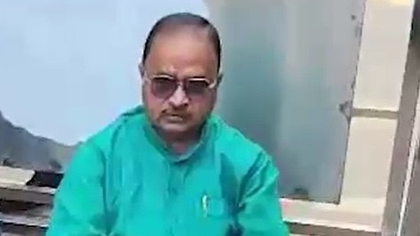 सीएम नीतीश कुमार से मिलने पहुंचे हैं गोपाल मंडल (Photo: Screengrab)