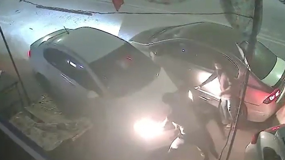 पार्किंग विवाद में चढ़ा दी कार. (Photo: Screengrab)