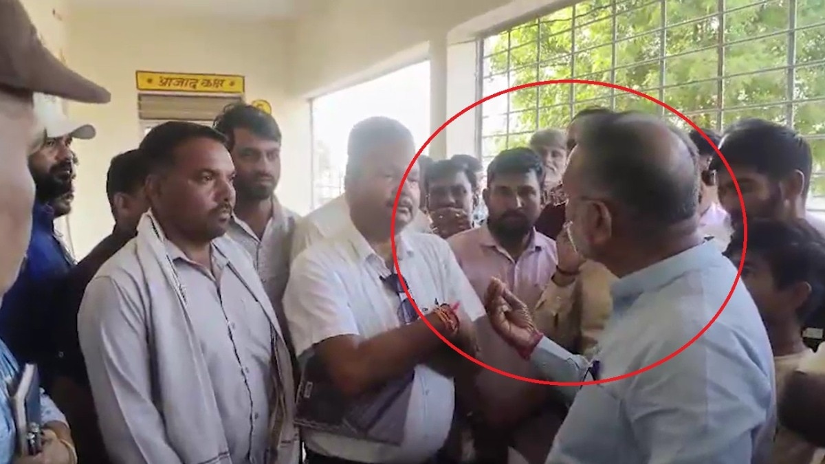 स्कूलों का निरीक्षण करने पहुंचे राजस्थान के ऊर्जा मंत्री हिरालाल नागर. (Photo: Screengrab)