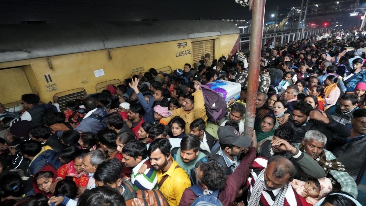 दो दशक…चार सरकारें…ट्रेनें बढ़ीं सिर्फ दस, दिल्ली से बिहार जाने वालों की दिक्कतें जस की तस!