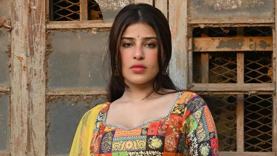  मंदिर के बाहर परेशान हुईं एडिन रोज (PHOTO: Instagram @itsedinrose)