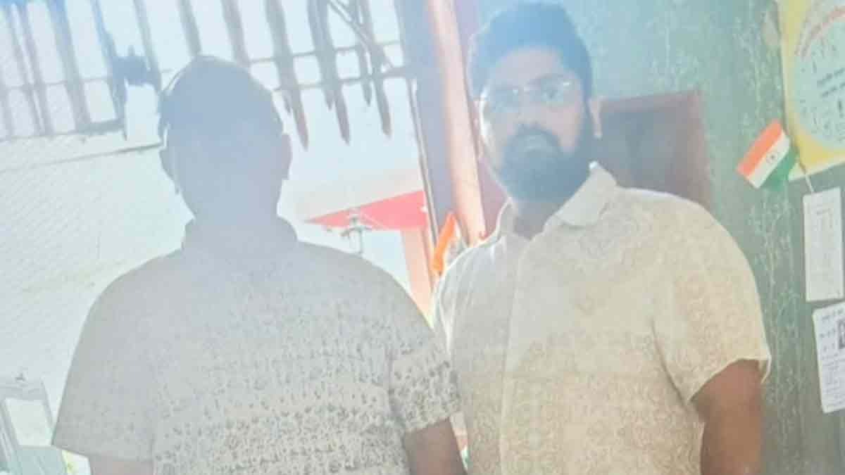 हिडन कैमरे से वीडियो बनाने वाला गिरफ्तार (Photo:  Roshan Jaiswal/ITG)