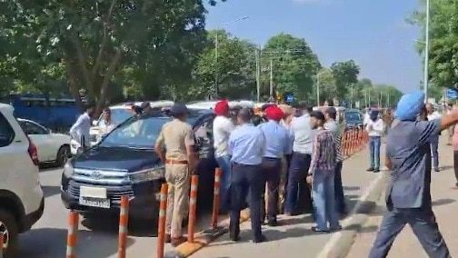 नवनीत चतुर्वेदी ने AAP के दस नेताओं का नाम नामांकन भरते वक्त प्रस्तावक के तौर पर लिखा (Photo: ITG)