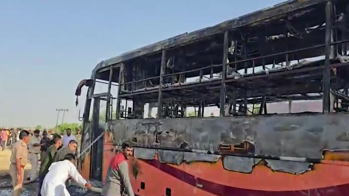 फायर ब्रिगेड की टीम पहुंचने से पहले ही बस जलकर खाक हो चुकी थी. (Photo: Screengrab)