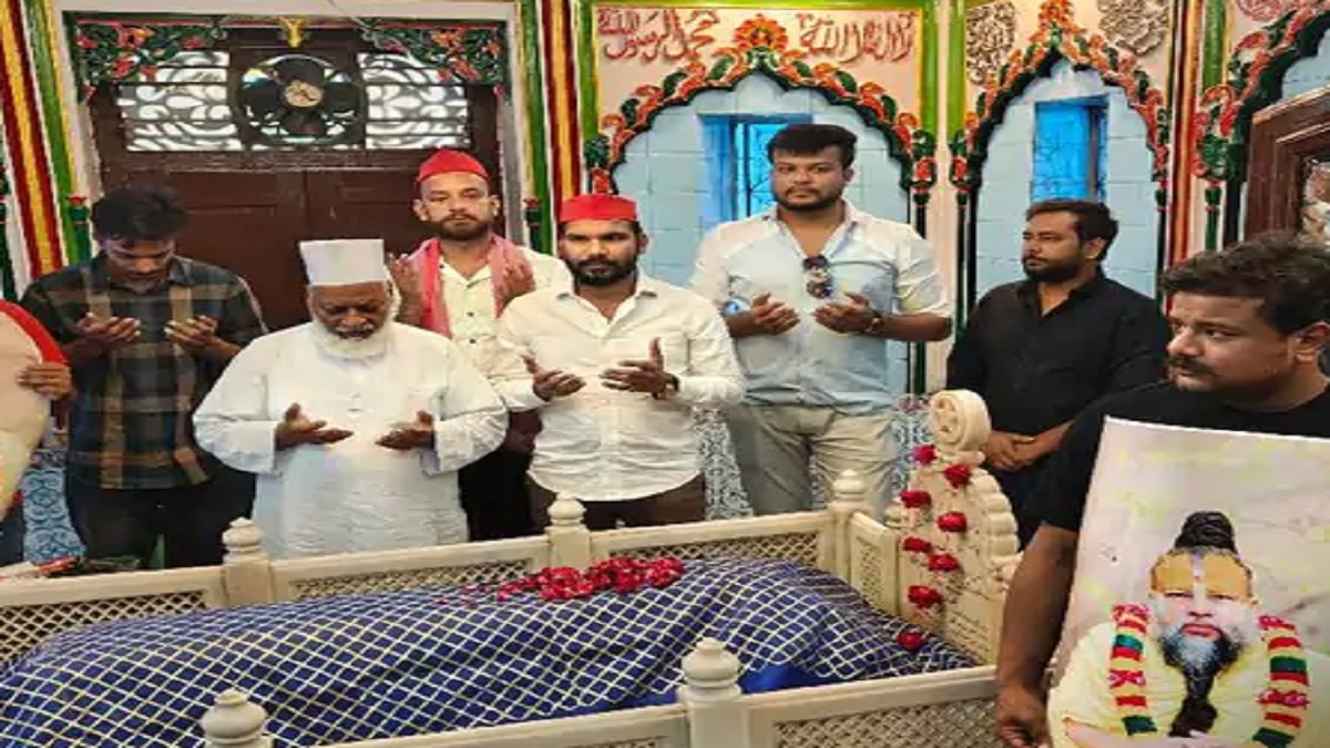 प्रेमानंद महाराज के लिए चादर चढ़ाकर उनके स्वस्थ होने की दुआ मांगी गई. (Photo: ITG)