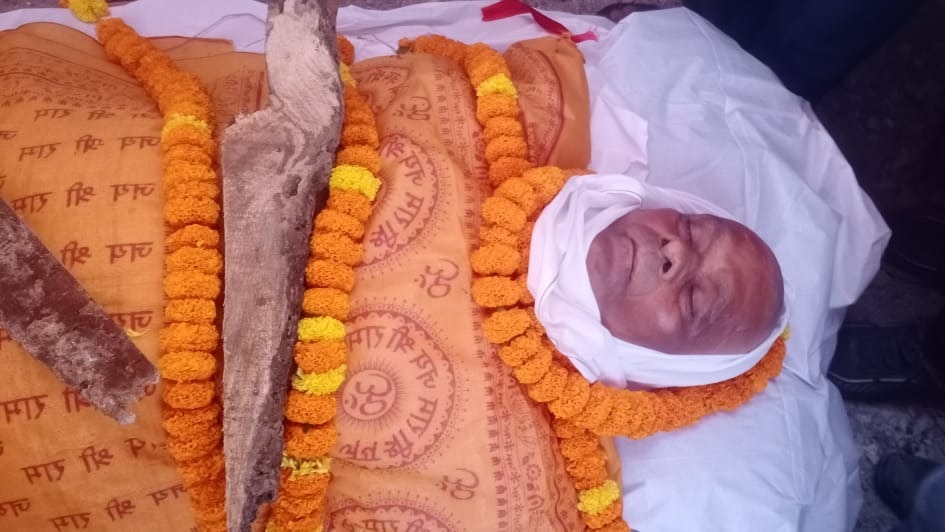 पुतले का दाह संस्कार कर उद्घाटन किया.(Photo: Pankaj Kumar/ITG)