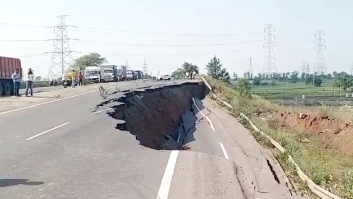 निगम ने अजीब तर्क देते हुए कहा कि सड़क किसानों द्वारा मिट्टी खोदने की वजह से धंसी. (Photo:Screengrab)