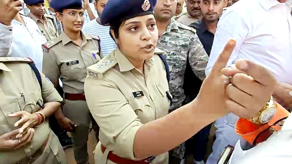 CSP हिना खान ने नारे लगाकर जबाब दिया कि वह सनातन की विरोधी नहीं हैं.(Photo:Screengrab) 
