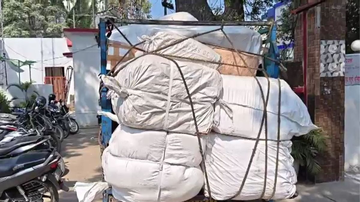 लोडर पर लदा था चांदी का जखीरा. (Photo: SCreengrab)