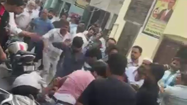 पति-पत्नी के विवाद में भिड़े घरवाले. (Photo: Screengrab)