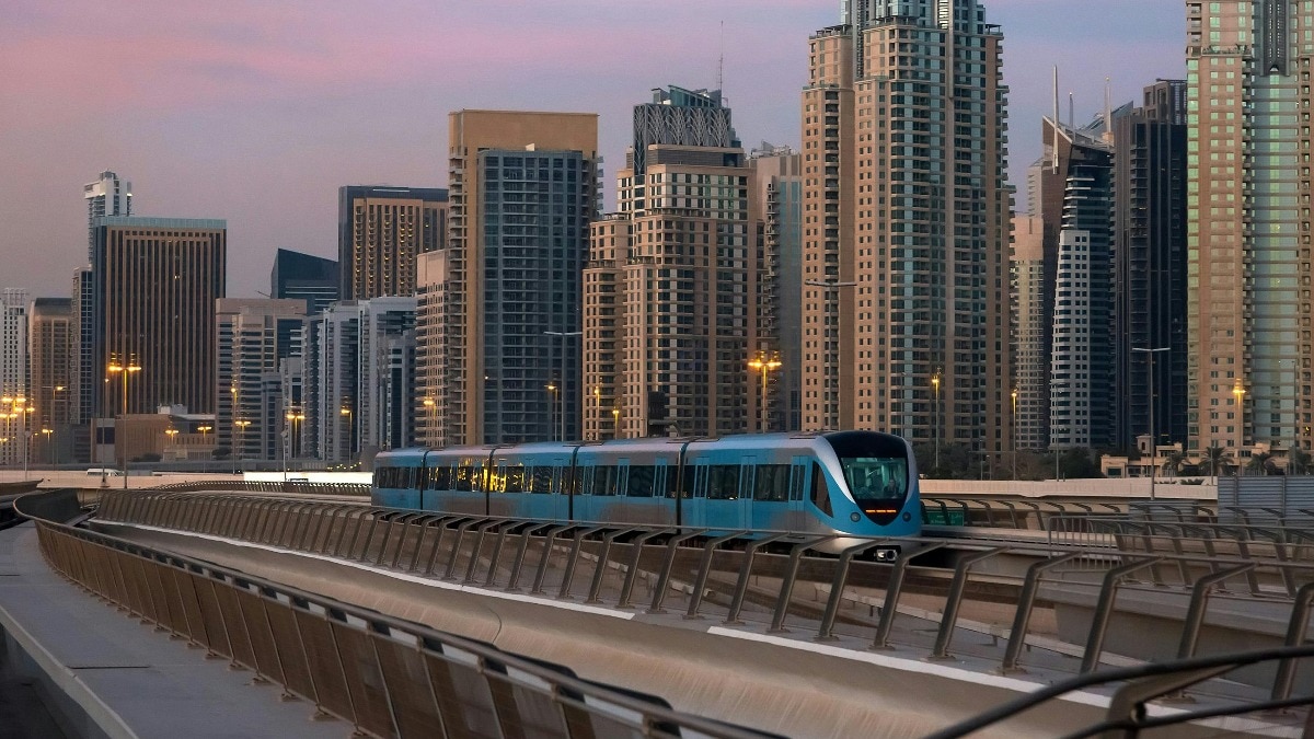 दुबई मेट्रो में सोना है मना... ऐसा किया तो लग सकता है इतने दिरहम का जुर्माना