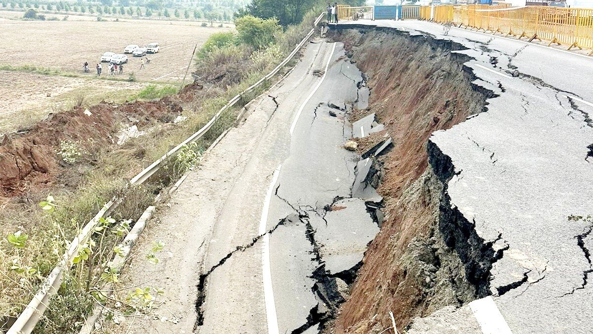 भोपाल ईस्टर्न बायपास धंसने पर मचा बवाल.(Photo:ITG)